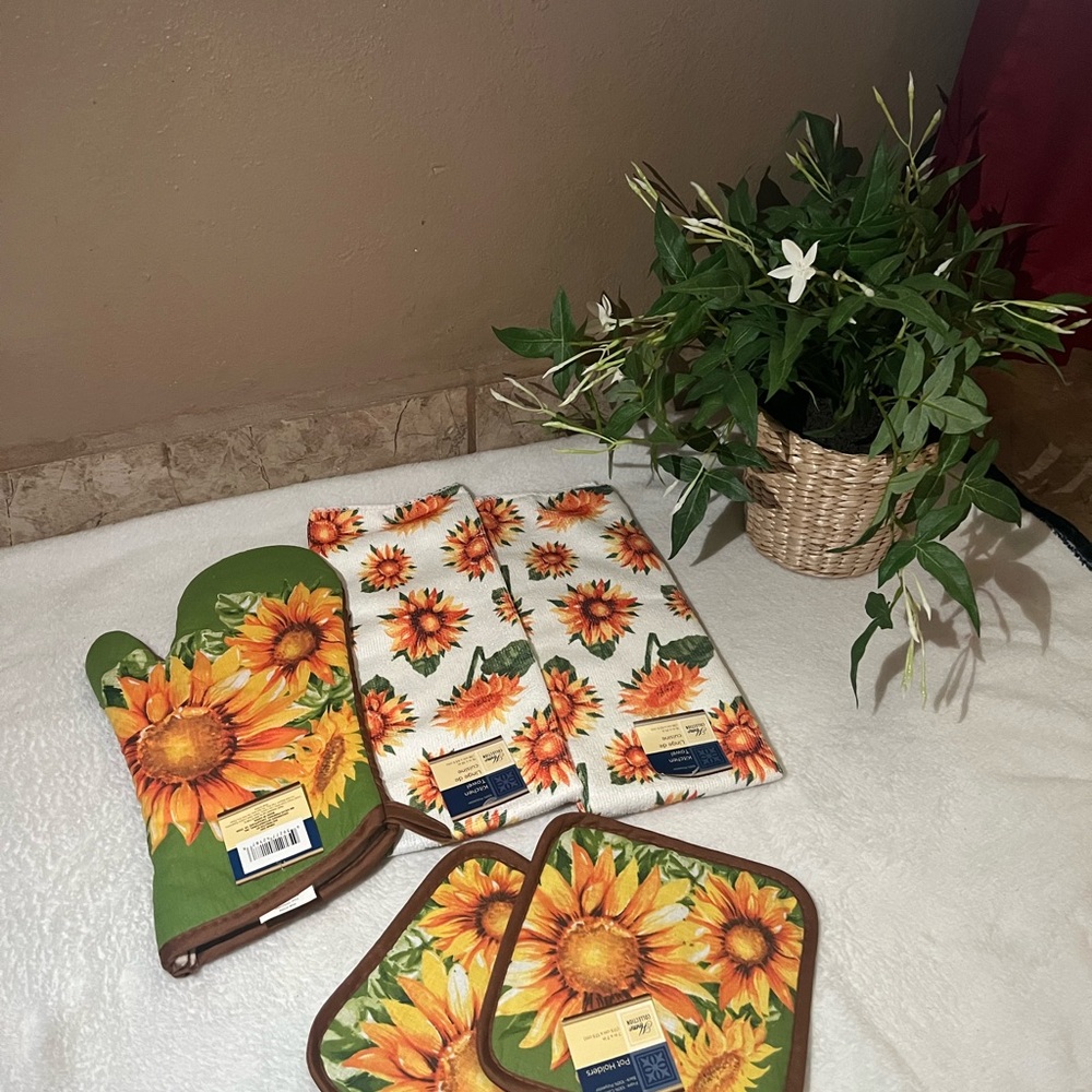 5 Piece Kitchen Towel Set Includes 2 Towels 2 Potholders 1 Oven Mitt (Sunflower
